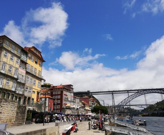 città-di-porto-portogallo-vista-del-ponte-sul-fiume
