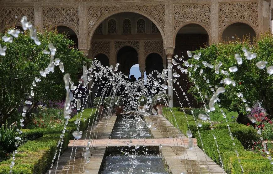 zampillio-d-acqua-nel-cortile-de-l'alhambra