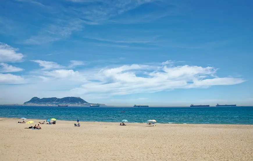 spiaggia-dell-andalusia-il-mare-azzurro-lo-sfondo-celeste