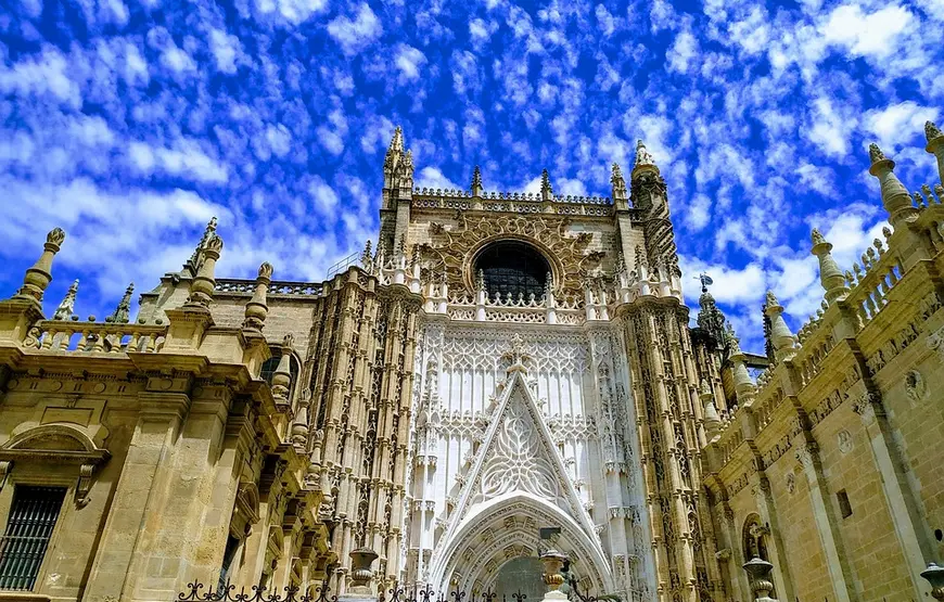 esterno-particolare-cattedrale-di-siviglia-il-cielo-azzurro-sopra-con-macchie-di-nuvole-bianche