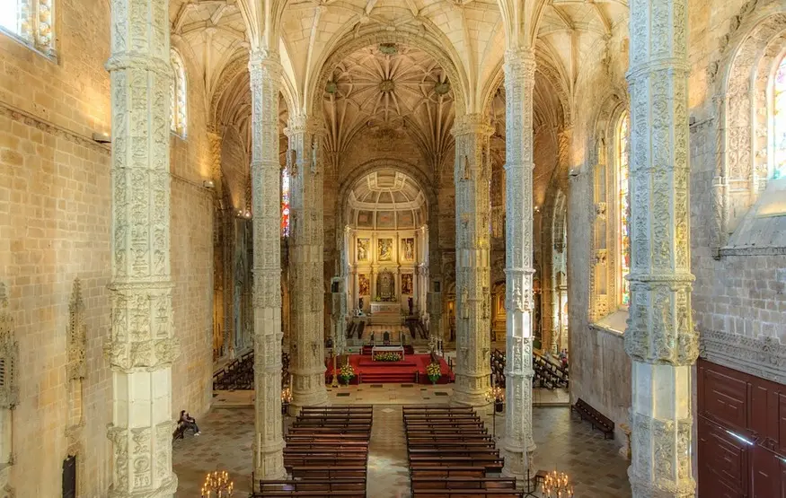 interno-del-monastero-dos-jeronimos-con-colonne-altissime