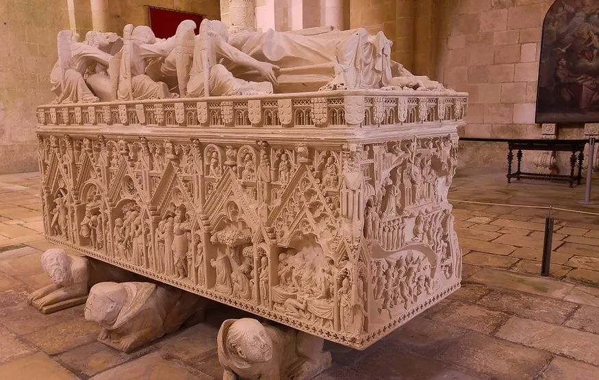 tomba-monumentale-del-re-di-portogallo-in-marmo-decorata