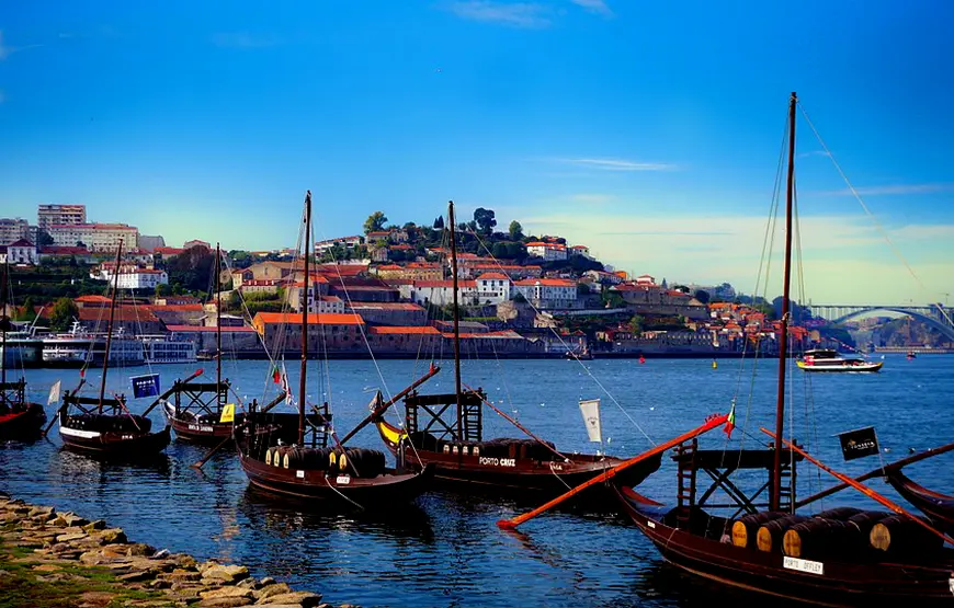 fiume-douro-con-le-imbarcazioni-tipiche-di-porto-los-barcos-rabelos