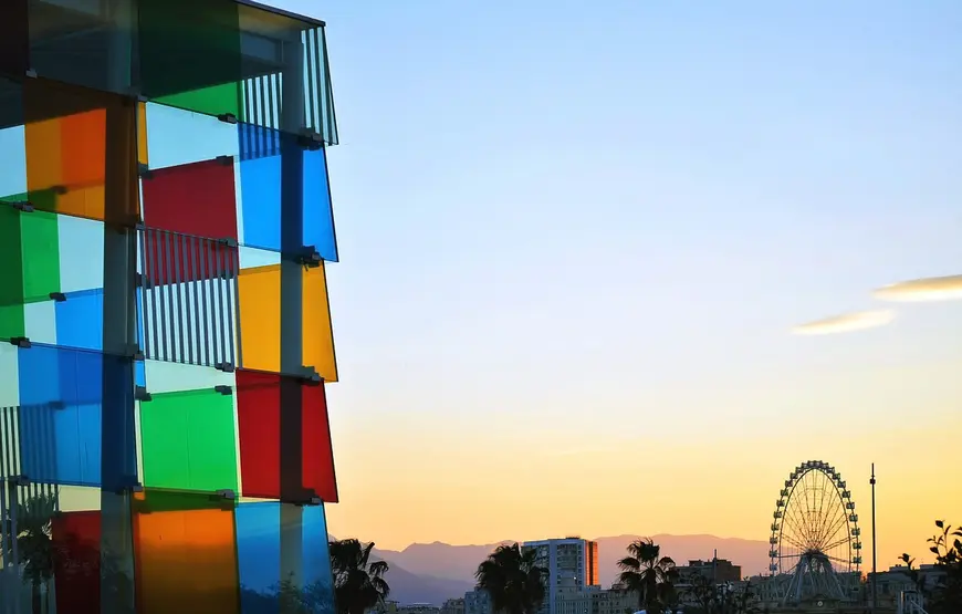 una-parte-di-edificio-a-cubo-di-rubrik-guarda-un-paesaggio-a-tramonto