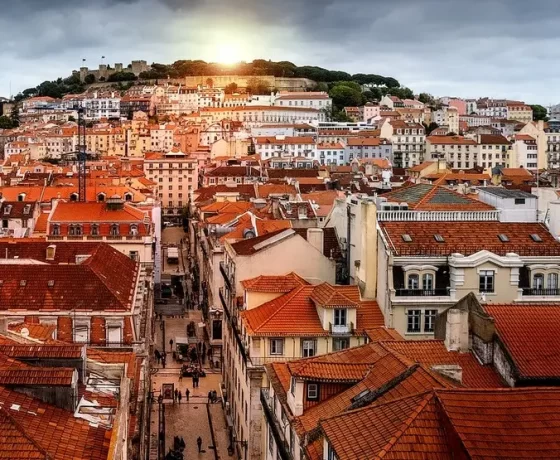 LISBONA-VISTA-DALL-ALTO-I-TETTI-ROSSI-SOTTO-UN-SOLE-MATTUTINO